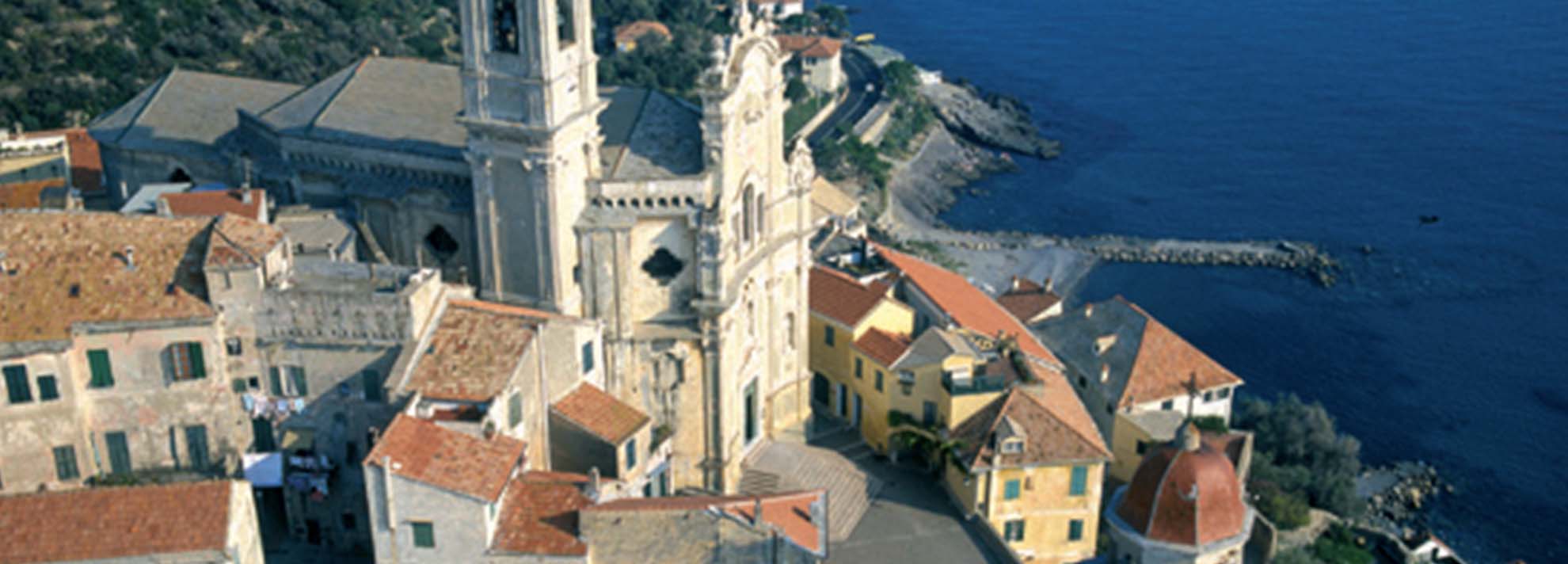 Falling in love in Cervo: a stage between sea and sky