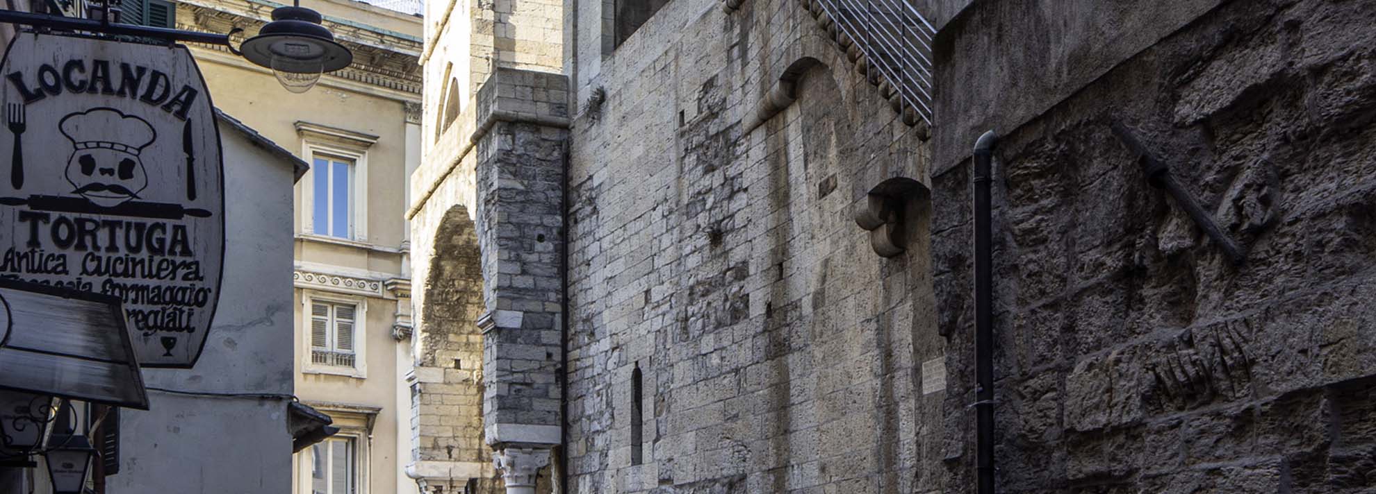 Articolo La vecchina e il vico che non c’è - Non possono mancare i fantasmi in una città antica e ricca di storia come Genova. Vi raccontiamo quello più famoso. La Mia Liguria; ph Archivio Agenzia in Liguria