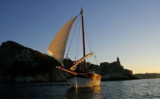 Aperitivo alle Cinque Terre a bordo dell’antico Leudo