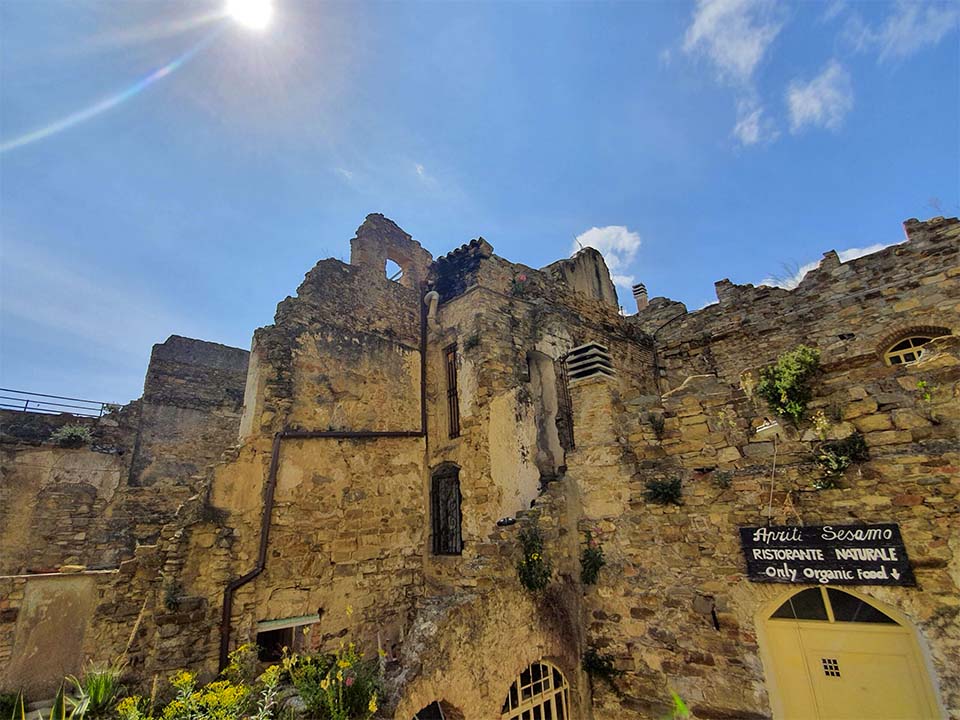 Bussana Vecchia – Il villaggio fantasma che rivive con artisti ed artigiani