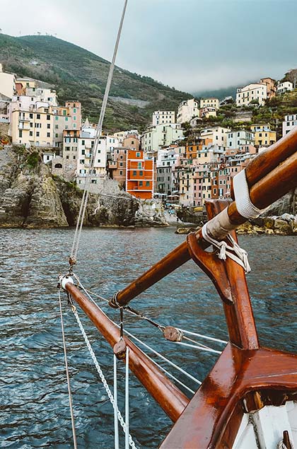 Tour con aperitivo al tramonto, a bordo di un antico leudo, immersi nella magica atmosfera della Via dell’Amore