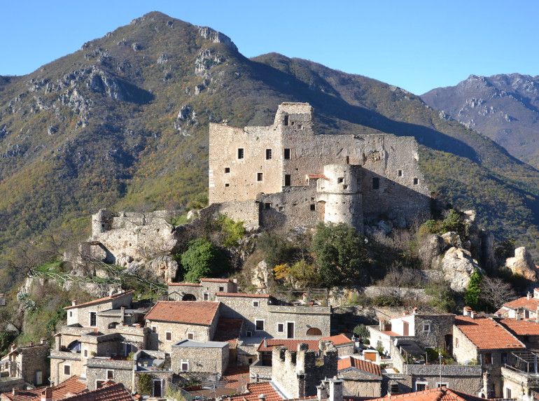 Castelvecchio di Rocca Barbena: il borgo dei Bastian Contrari