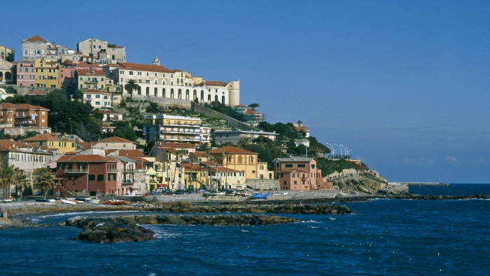 Lungo la costa della Riviera dei Fiori