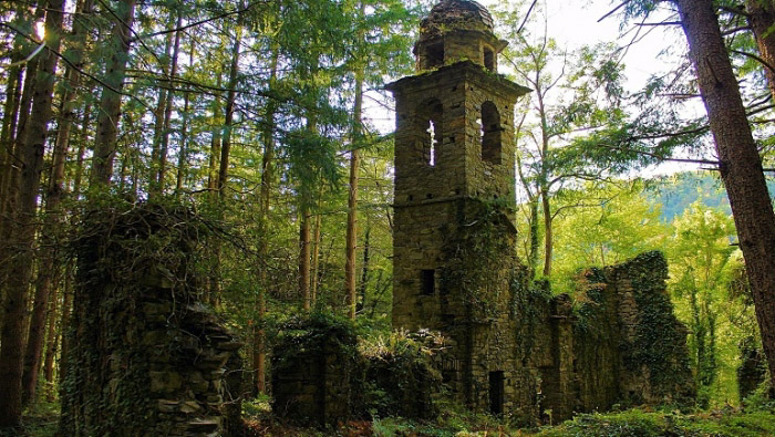La chiesa nel bosco in alta Val Penna