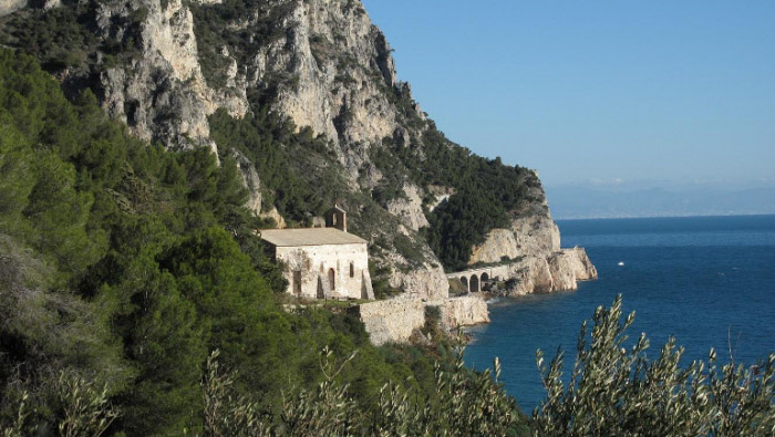 Tra Punta Crena e Capo Noli:  alla scoperta delle loro grotte affacciate sul mare.