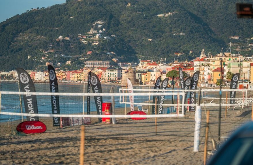 Il grande beach volley conquista il borgo di Laigueglia